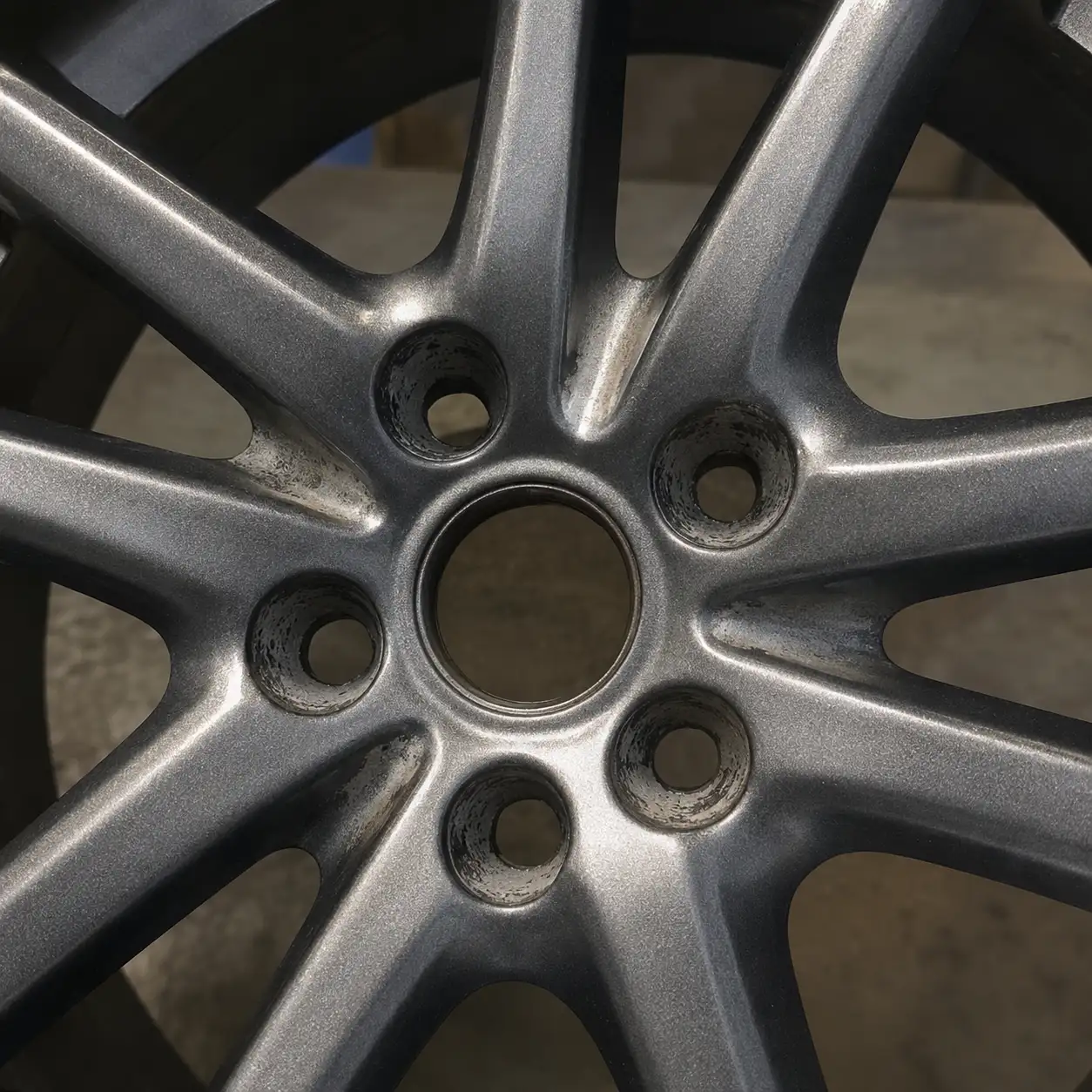 Insufficient Deposition in Spoke Corners and Bolt Holes: Low film build in holes requires better penetration and optimised touch-up settings.