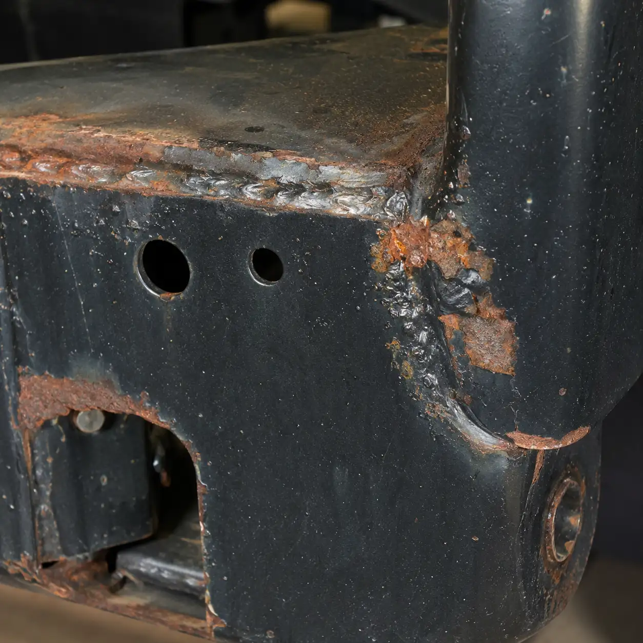 Corrosion Failure at Welds and Edge Weak Points: Weld-edge corrosion requires stronger edge coverage and pretreatment.