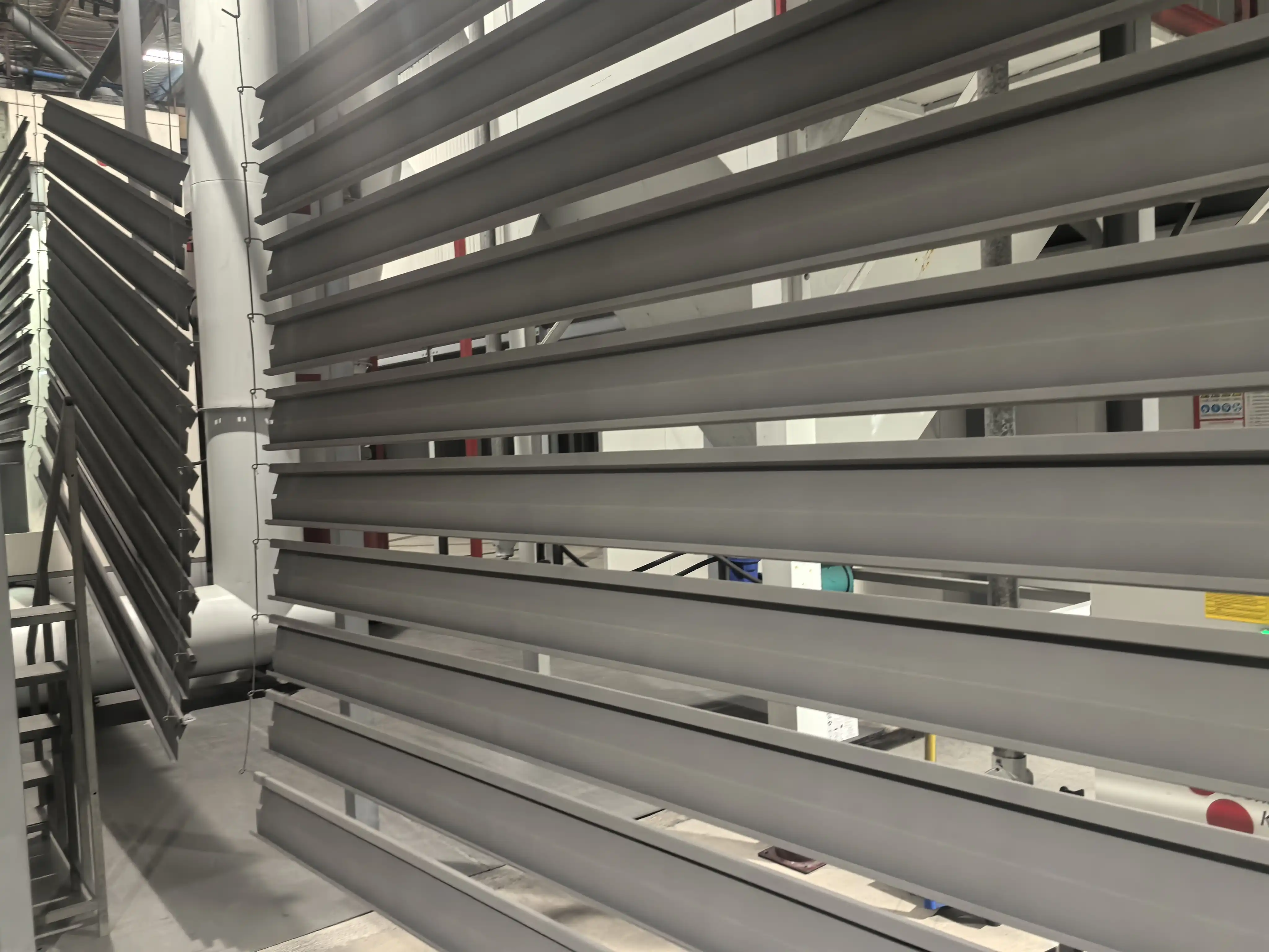 Coated long aluminium profiles leaving the line