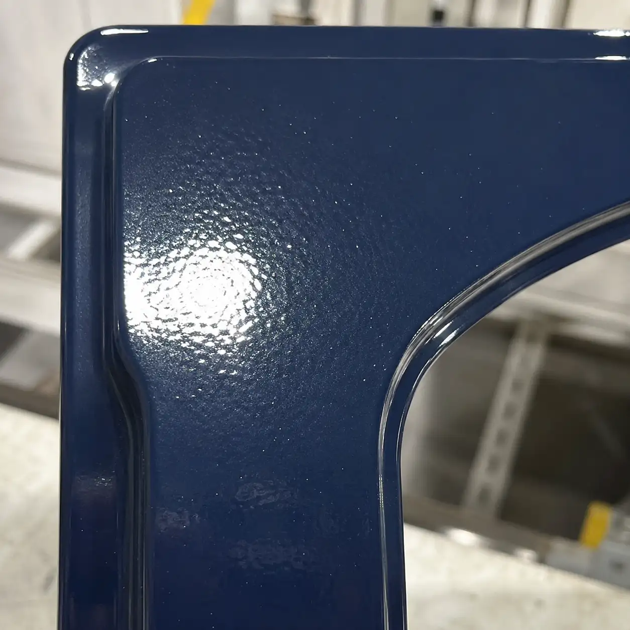 Flow and Particle Control on High-End Decorative Surfaces: High-gloss surfaces reveal particles and orange peel, requiring optimised flow, filtration and cleanliness.