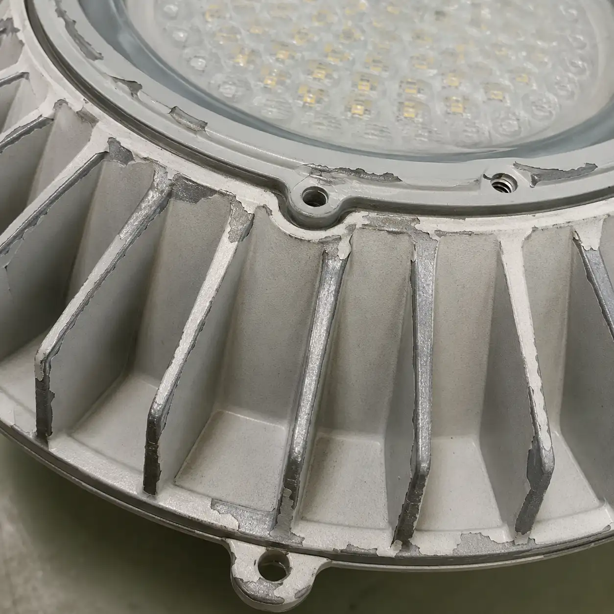 Inadequate Adhesion to Heat-Dissipating Metal Substrates: Heat-sink fin edges are prone to exposure and peeling, requiring stronger pretreatment and edge coverage.