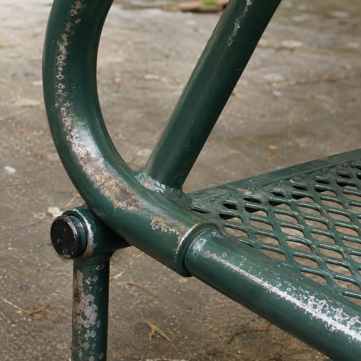 Wear and Scratching from Frequent Use: Contact areas lose gloss and expose the substrate, requiring a balance of hardness, toughness and wear resistance.