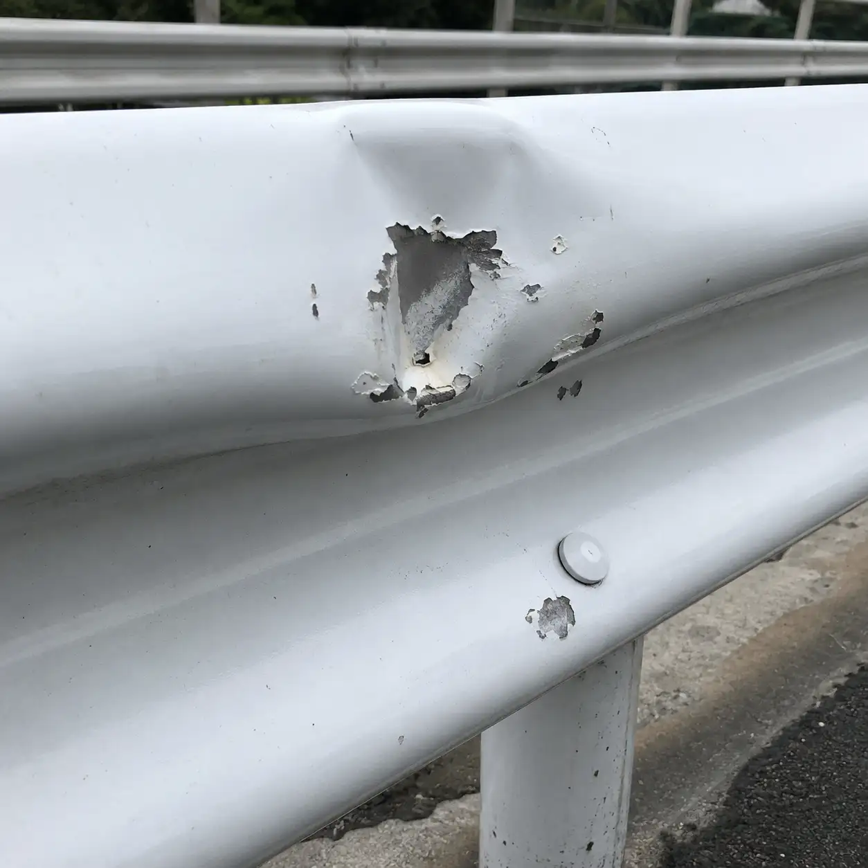 Insufficient Impact and Chip Resistance: Impact cracking and substrate exposure create initiation sites for subsequent corrosion.