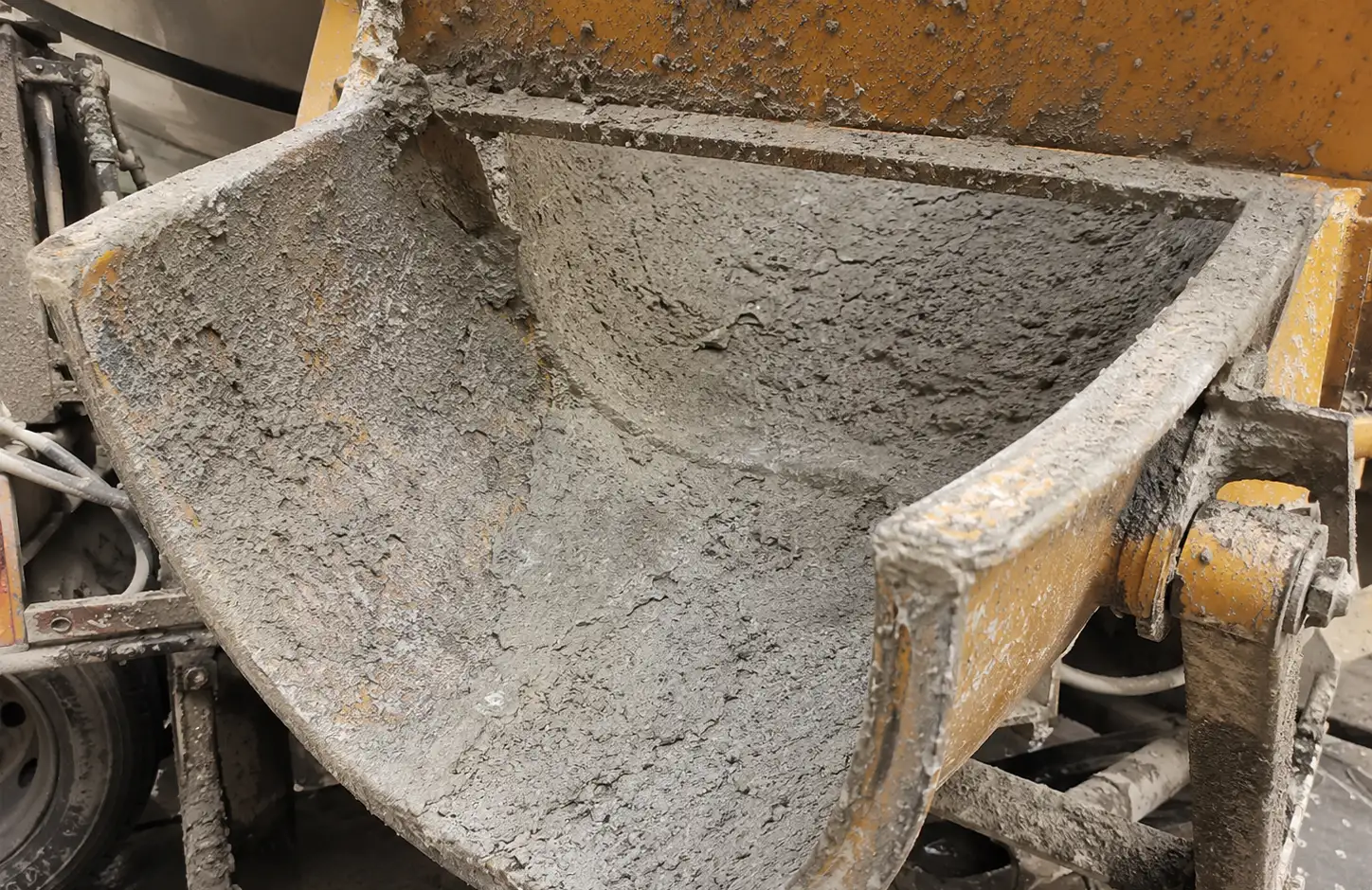Concrete Adhesion and Difficult Cleaning: Adherent concrete residue requires lower surface adhesion and better wash resistance.