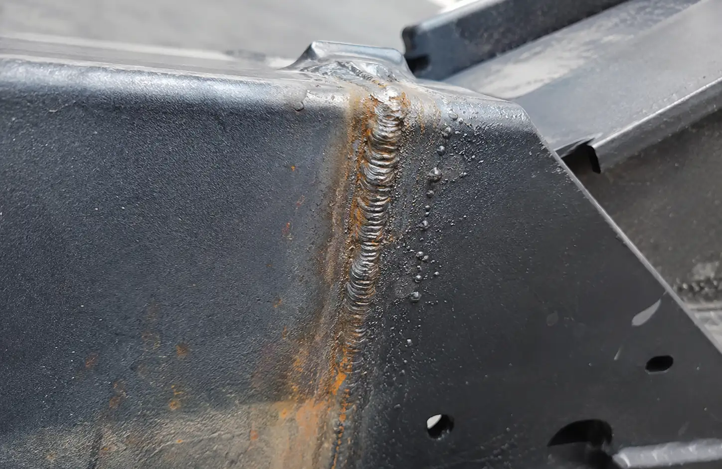 Weld Coverage and Localised Corrosion Failure: Low powder deposition at welds requires stronger cleaning, touch-up and corrosion-protection measures.